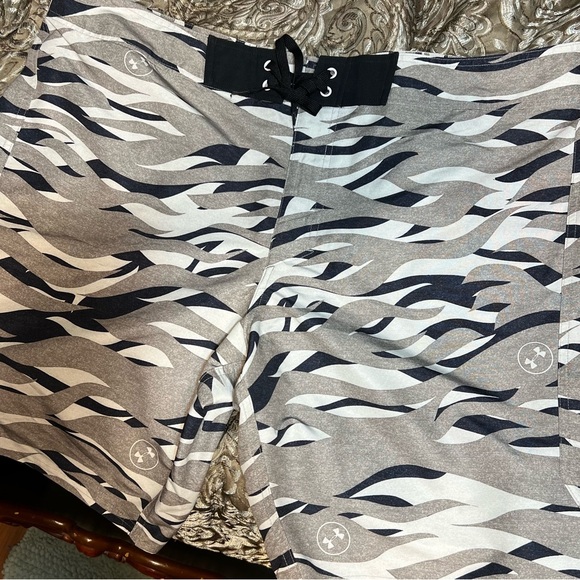 Men's Black and Gray Under Armour Swim Shorts NWOT size 46 waist - Picture 3 of 5